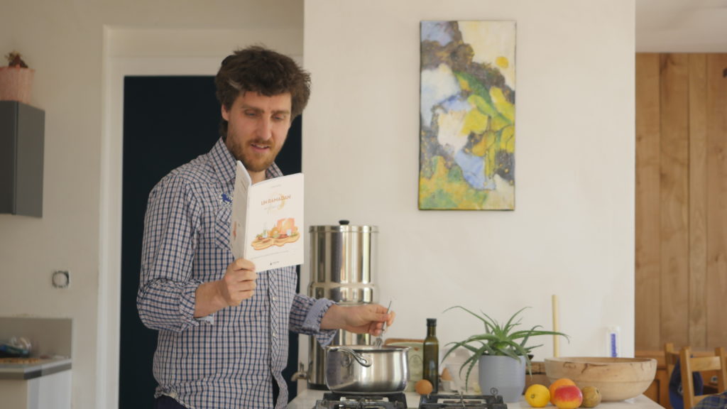 Fabien Moine dans sa cuisine avec un livre Exuvie